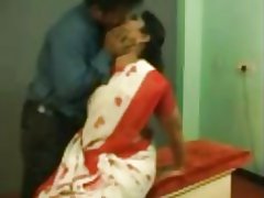 कार्यस्थल पर यौन संबंध रखने वाले भारतीय चाची