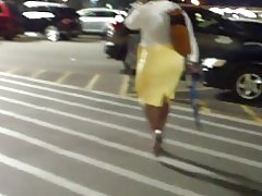 चौड़े कूल्हों, milf तंग पीला स्कर्ट...