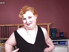 पसंदीदा काले खिलौना के साथ बड़े शौकिया नानी