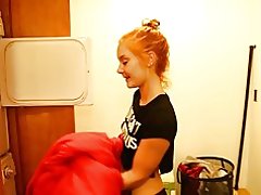 किशोर अपने मुर्गा साफ