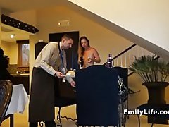 नग्न लड़कियों कक्ष सेवा के लिए दरवाजा खुला