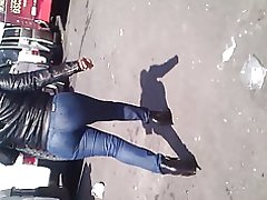 चुस्त जींस में परिपक्व